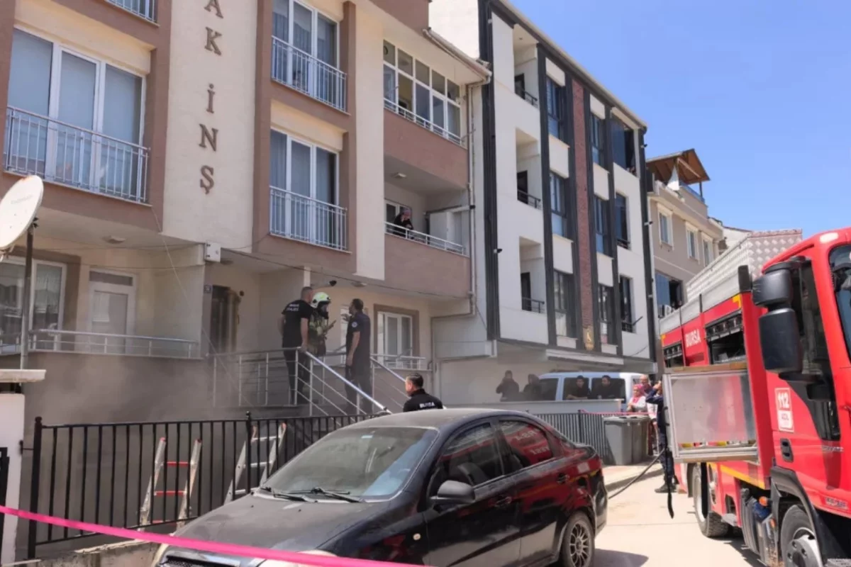 Bursa'da saç kurutma makinesi patladı! Anne ve kızını komşular kurtardı...