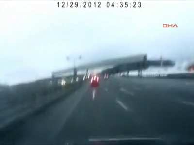 Yolcu uçağı otoyolda yandı
