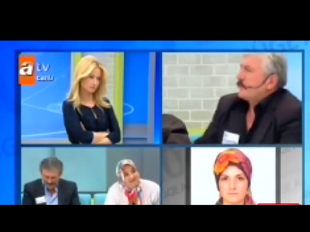 Kızı kaçırılan anne canlı yayında kendini dövdü