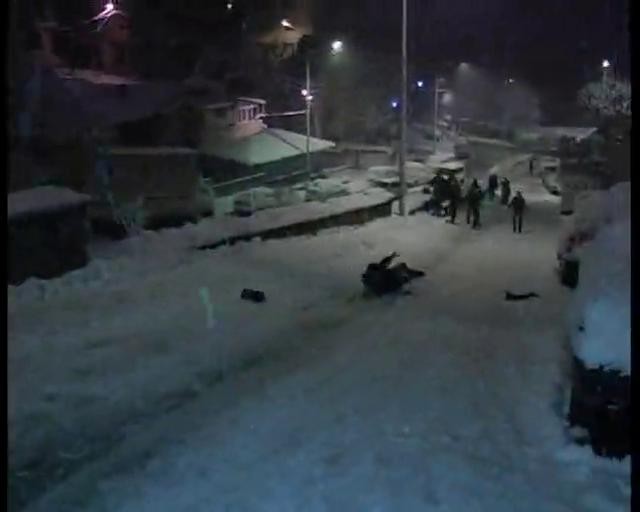 Bursa'da çocukların poşet ve snowboard ile kayak keyfi