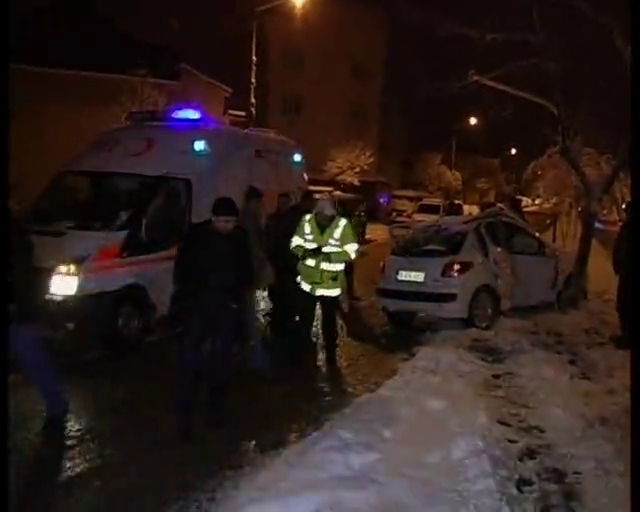 Kontrolünü kaybeden araç ağaca çarptı