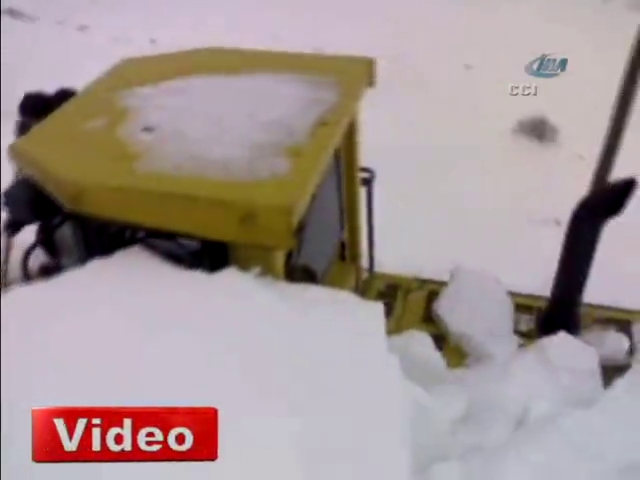 Yol açan ekibin üzerine çığ düştü