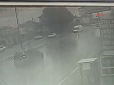 Su birikintisine giren minibüs faciaya neden oluyordu