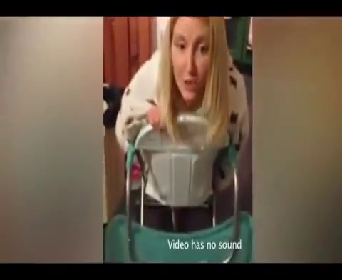 Mama sandalyesine sıkışan anne