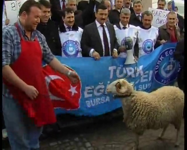 Bakan gitti, halay çekip kurban kestiler