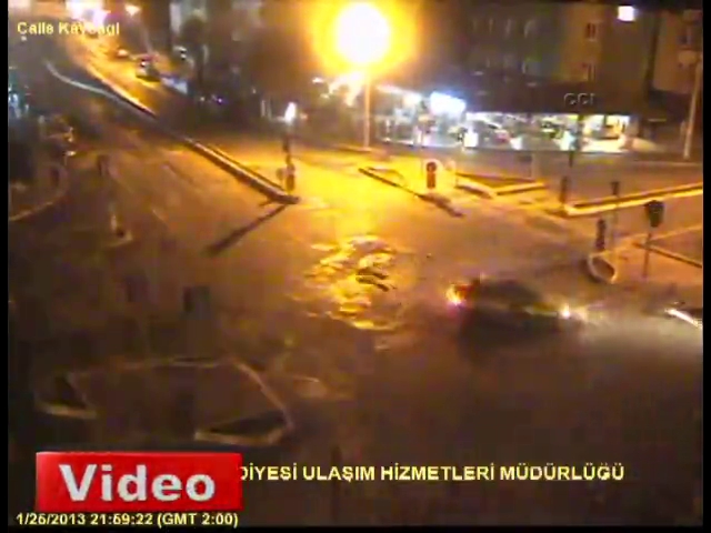 Otomobildeki yolcu yola fırladı