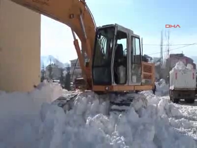 Yağan karı kamyonlarla şehir dışına taşıdılar