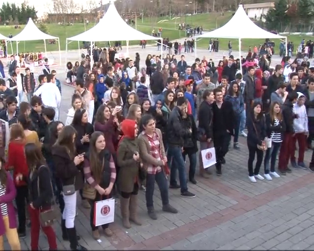 Her iki öğrenciden birine burs imkanı