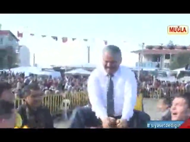 Belediye Başkanı deveden düştü