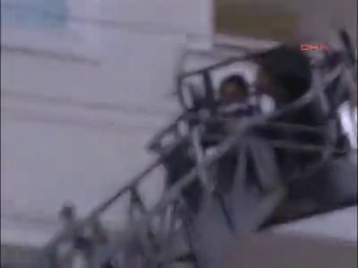 Annesinin kilitlediği evden polis kurtardı