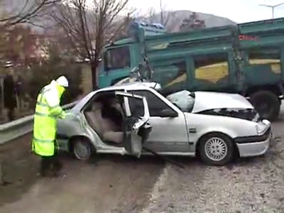 Kamyon otomobile çarptı aynı aileden 3 kişi öldü