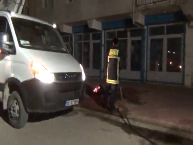 Elektrik hattının üstüne düşen halı alev aldı