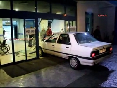 Doktora sinirlendi, arabasıyla acil servise daldı!