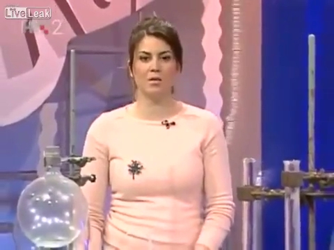 Sunucu canlı yayında böyle bayıldı