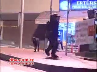 Bomba imha ekibine 'köpek' engeli
