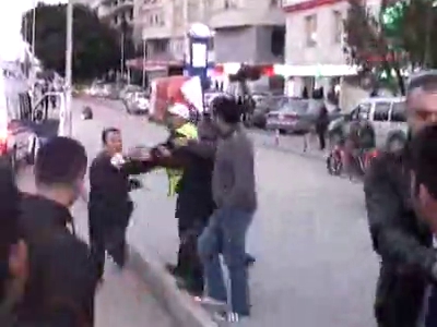 Ambulanstan atlayıp eşine çarpan sürücüyü kovaladı