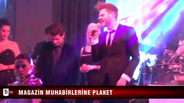 Magazin muhabirlerine plaket