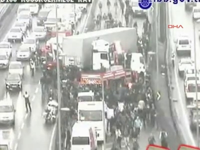 TIR, metrobüs yoluna girdi!