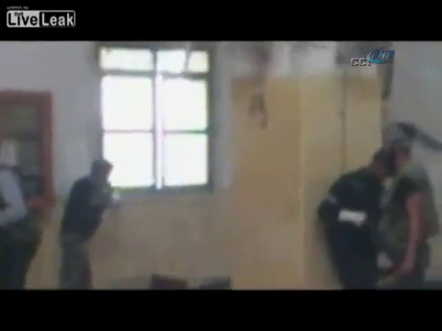 Suriye topçusu cami içindeki muhalifleri vurdu