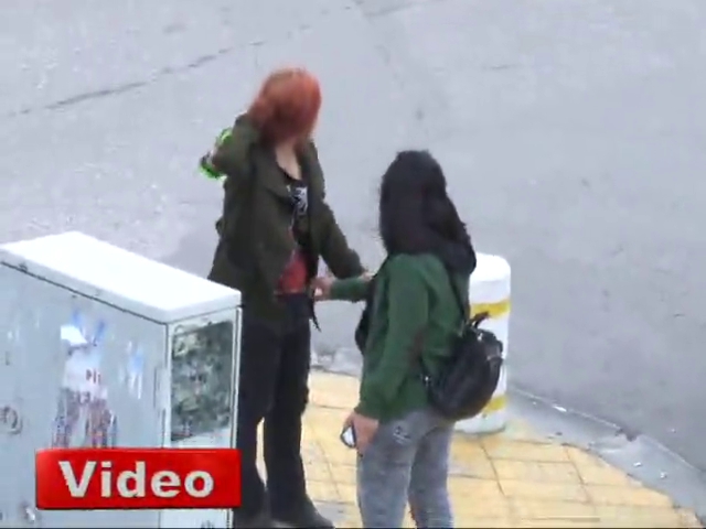 Sokak ortasında birbirlerine girdiler

