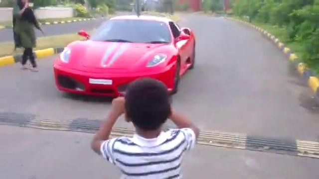 10 Yaşında Ferrari şöförü