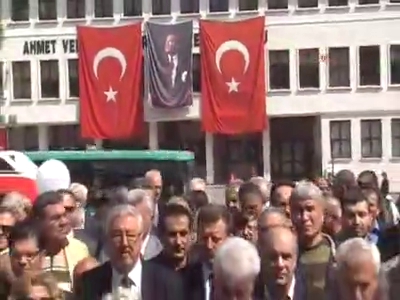CHP'liler Bursa'da Atatürk Anıtı'na çelenk koydu
