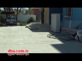 Hırsızı, çırılçıplak soyup linç etmek istediler
