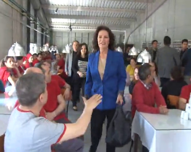 Hülya Koçyiğit işçilere süreci anlattı
