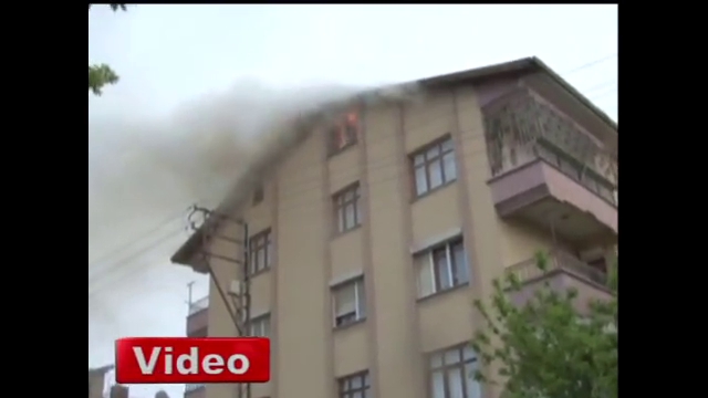 Apartmana yıldırım düştü