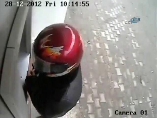 Kasklı hırsız kameralardan kaçamadı