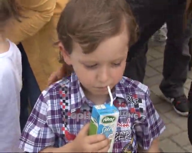"Milli içkimiz ayran" diyerek 10 bin ayran ve süt dağıttılar