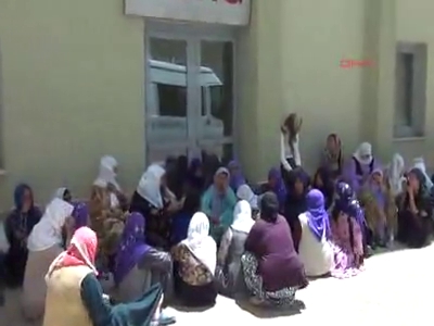 Genç kız traktörden düşerek öldü