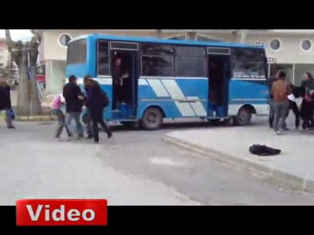 Liseli kızların kavgası kamerada