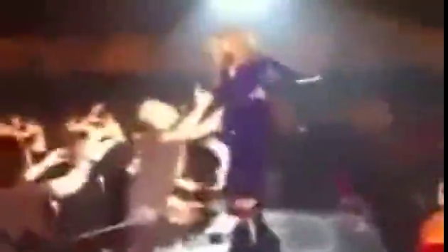 Beyonce sahnede tacize uğradı