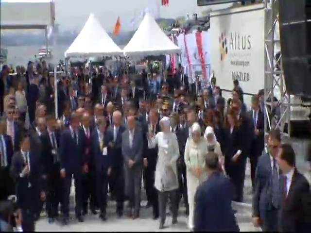 First Lady'ler tören alanına kol kola geldi