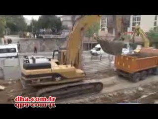 BDP'li Önder iş makinalarının önüne geçti