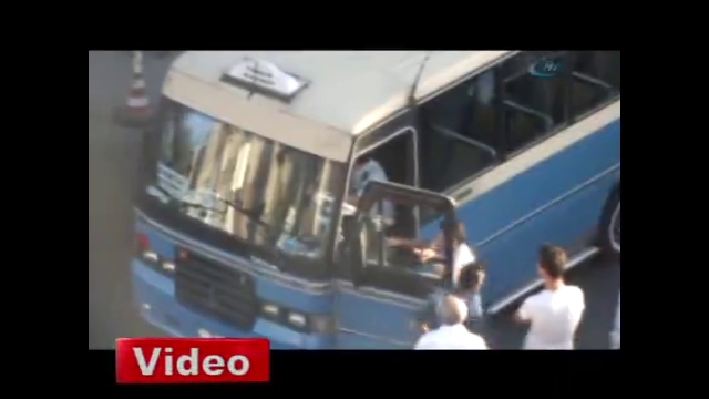 Polis ve minibüs şoförü böyle kavga etti