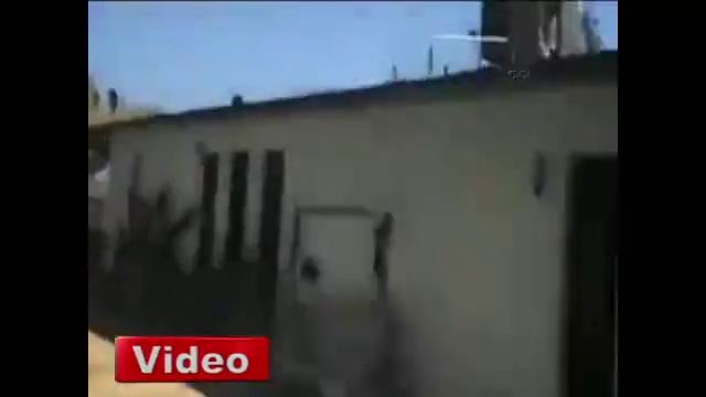 Havuza atlarken ayağını kırdı