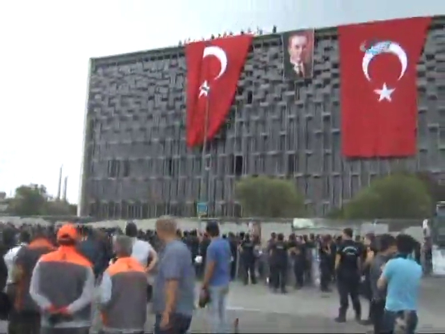 Polis AKM'ye bayrak asarken slogan attı