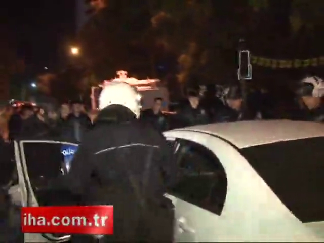 Otomobilini çevik kuvvetin üstüne sürdü!