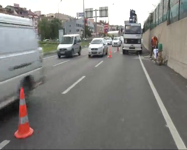 Kaldırım çalışması trafiği felç etti