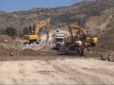 Karayolunda 2 iş makinesi yakıldı