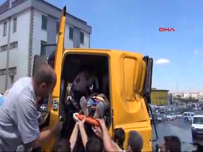 Kontrolsüz şerit değiştiren TIR dehşet saçtı