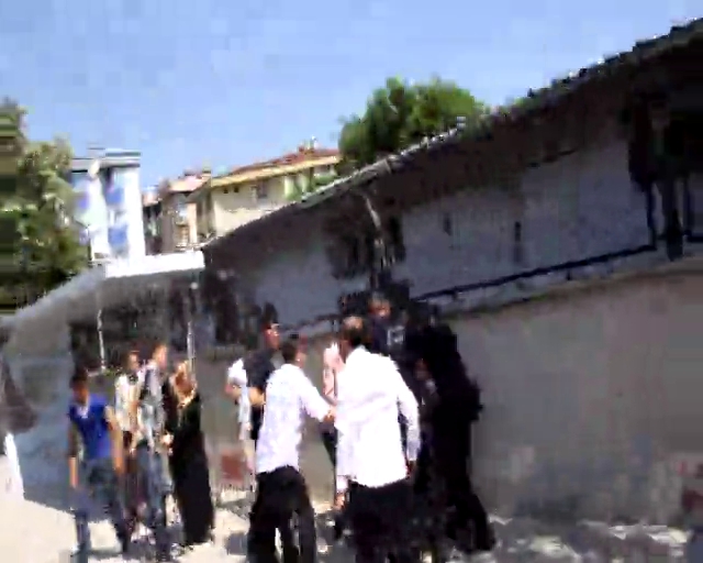 Adliye önünde bıçaklı kavga