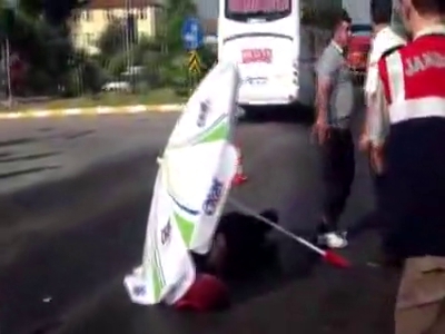 Yoldan karşıya geçerken otomobil çarptı öldü