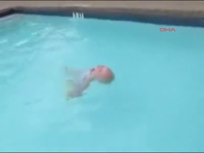 Süper yüzücü harika bebek