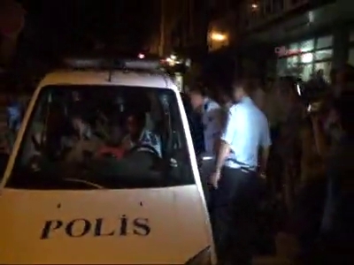 Polis otomobilini parçaladı!