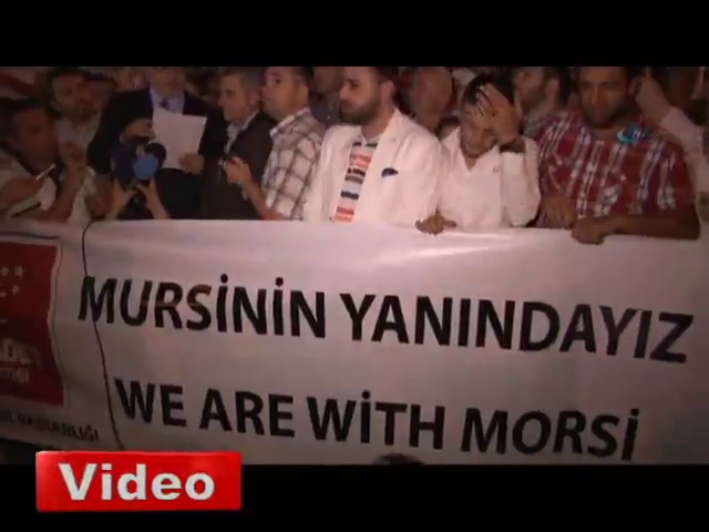 İstanbul'da Mursi'ye destek gösterisi