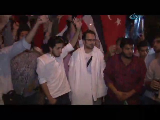İstanbul'da Mursi'ye destek gösterisi