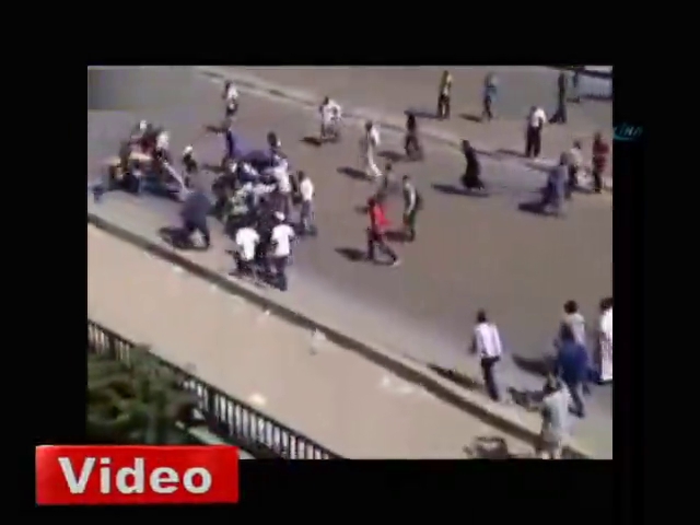 Mursi yandaşları askerleri ölesiye dövdü